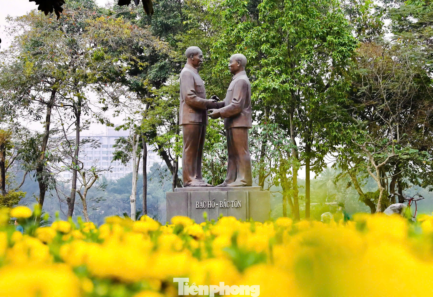 Tên gọi công viên “Thống Nhất” không chỉ đơn thuần là một địa danh, mà là tuyên ngôn sống động về niềm tin và lòng yêu nước. Tượng đài Bác Hồ - Bác Tôn được đặt trang trọng trên đảo Thống Nhất.