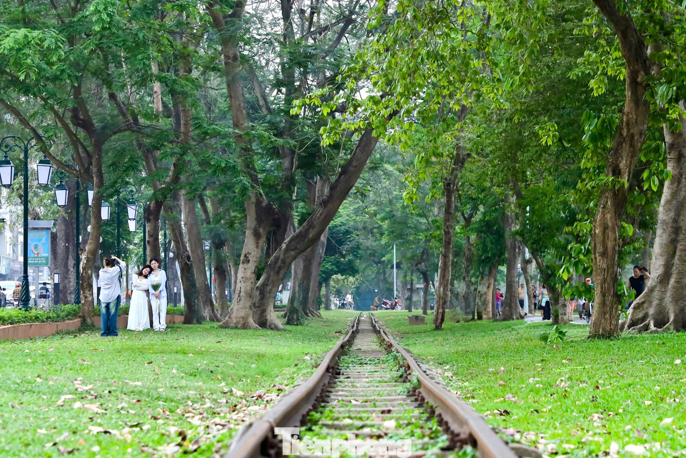 Không gian xanh mát rộng hơn 50ha vẫn phát huy tốt công năng sử dụng, khẳng định là vai trò "lá phổi xanh" không thể thay thế của Thủ đô trong nhiều năm qua. Công viên Thống Nhất từ lâu đã trở thành điểm tựa tinh thần - nơi con người được sống chậm lại, kết nối với thiên nhiên, và cảm nhận giá trị của sự sum họp, của hòa bình. Tối 27/4/2025, tại khu vực sân khấu Đa năng Công viên Thống Nhất sẽ là điểm bắn pháo hoa trong khuôn khổ chương trình Cầu truyền hình trực tiếp toàn quốc “Vang mãi khúc khải hoàn”. Màn trình diễn pháo hoa không chỉ là nghệ thuật ánh sáng mà còn là biểu tượng cho tinh thần dân tộc, cho khát vọng hòa bình và thống nhất bền vững.