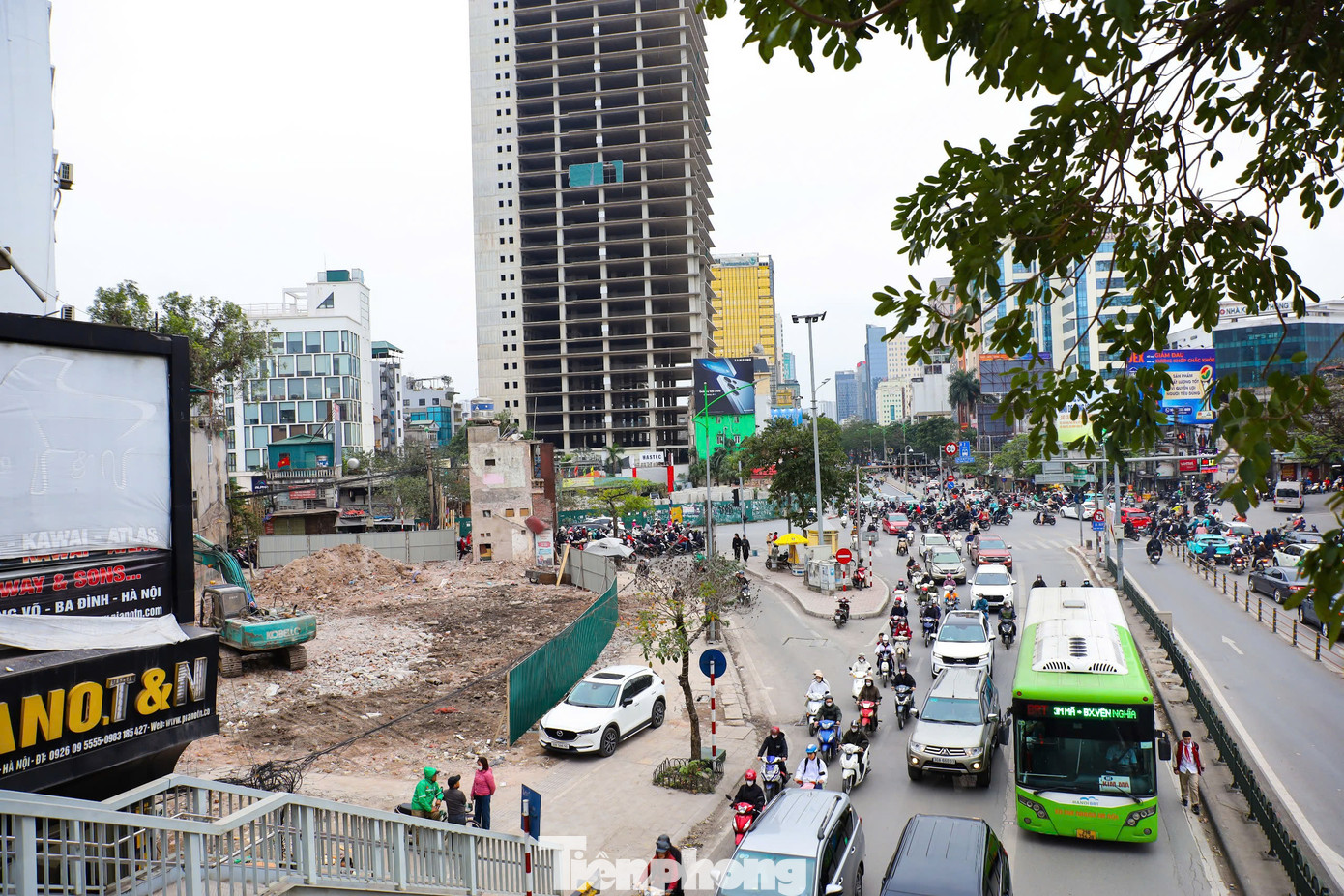 Thời điểm hiện tại, máy móc đang tháo dỡ một số công trình tại nút La Thành - Giảng Võ (quận Đống Đa).