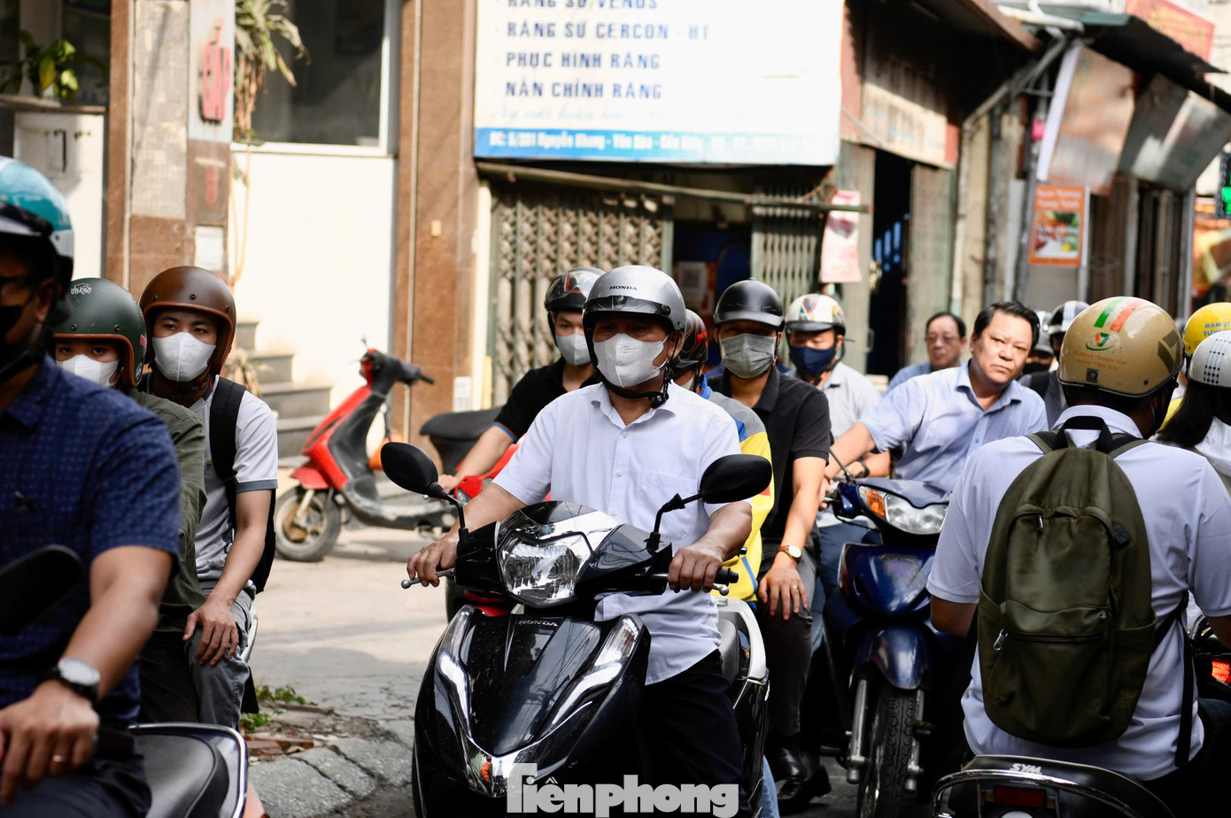 Dù lực lượng chức năng căng mình điều tiết giao thông mỗi ngày nhưng người dân vẫn phải chật vật khi di chuyển qua đây nhất là vào các khung giờ cao điểm. Dù lực lượng chức năng căng mình điều tiết giao thông mỗi ngày nhưng người dân vẫn phải chật vật khi di chuyển qua đây nhất là vào các khung giờ cao điểm.