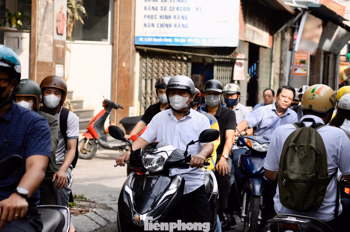 Dù lực lượng chức năng căng mình điều tiết giao thông mỗi ngày nhưng người dân vẫn phải chật vật khi di chuyển qua đây nhất là vào các khung giờ cao điểm.
