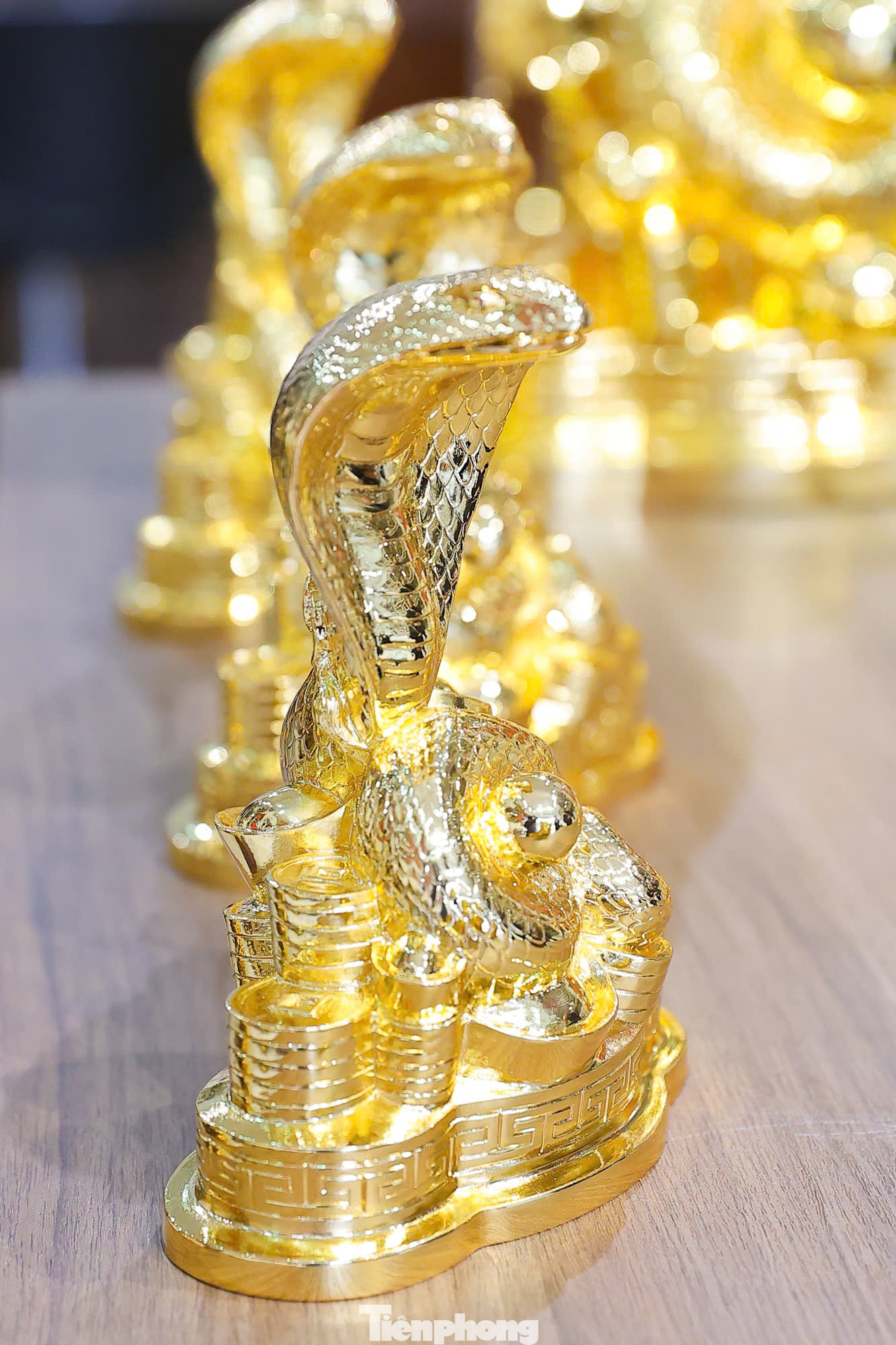 Năm Ất Tỵ với hình tượng rắn có thể lột da, biểu tượng cho sự “tái sinh”, sự thay đổi toàn diện, rũ bỏ mọi điều xấu của năm cũ, mang đến cơ hội cho năm mới nên được nhiều khách hàng săn đón tìm mua.