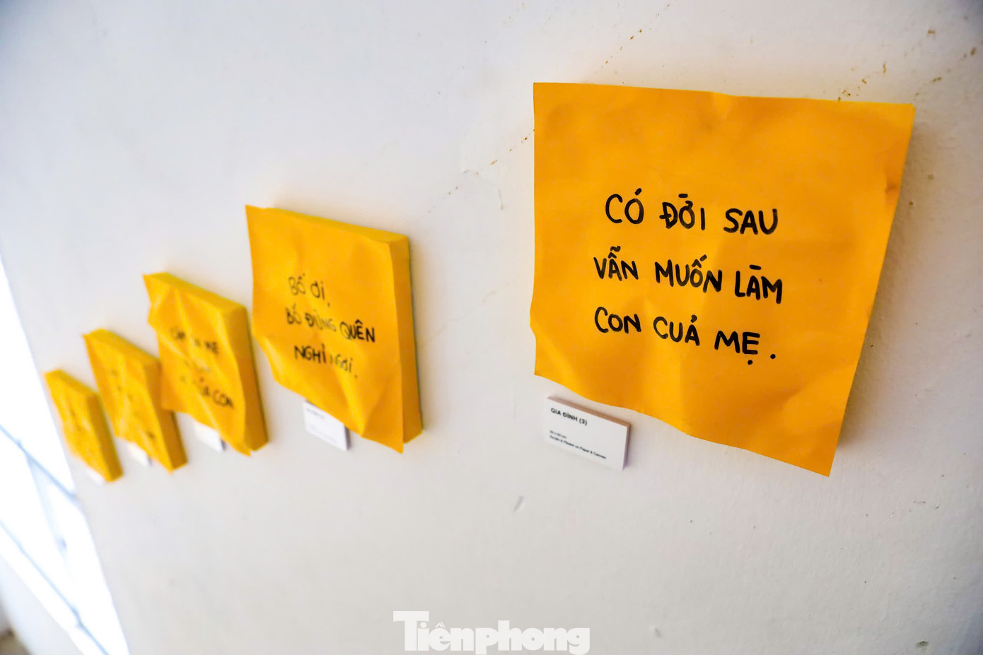 Những lời nhắn gửi dễ thương được lưu lại ở các tầng. Khoảng từ 7h30 - 10h sáng hoặc 15h - 17h là thời gian lý tưởng nhất để lưu giữ những bức hình đẹp ở đây, vừa tận hưởng nắng nhẹ, vừa có ánh sáng tự nhiên đẹp cho việc chụp hình. Buổi chiều gió thổi nhẹ, không khí mát mẻ, ngồi nhâm nhi ly trà giữa khung cảnh đồng quê thật chill.