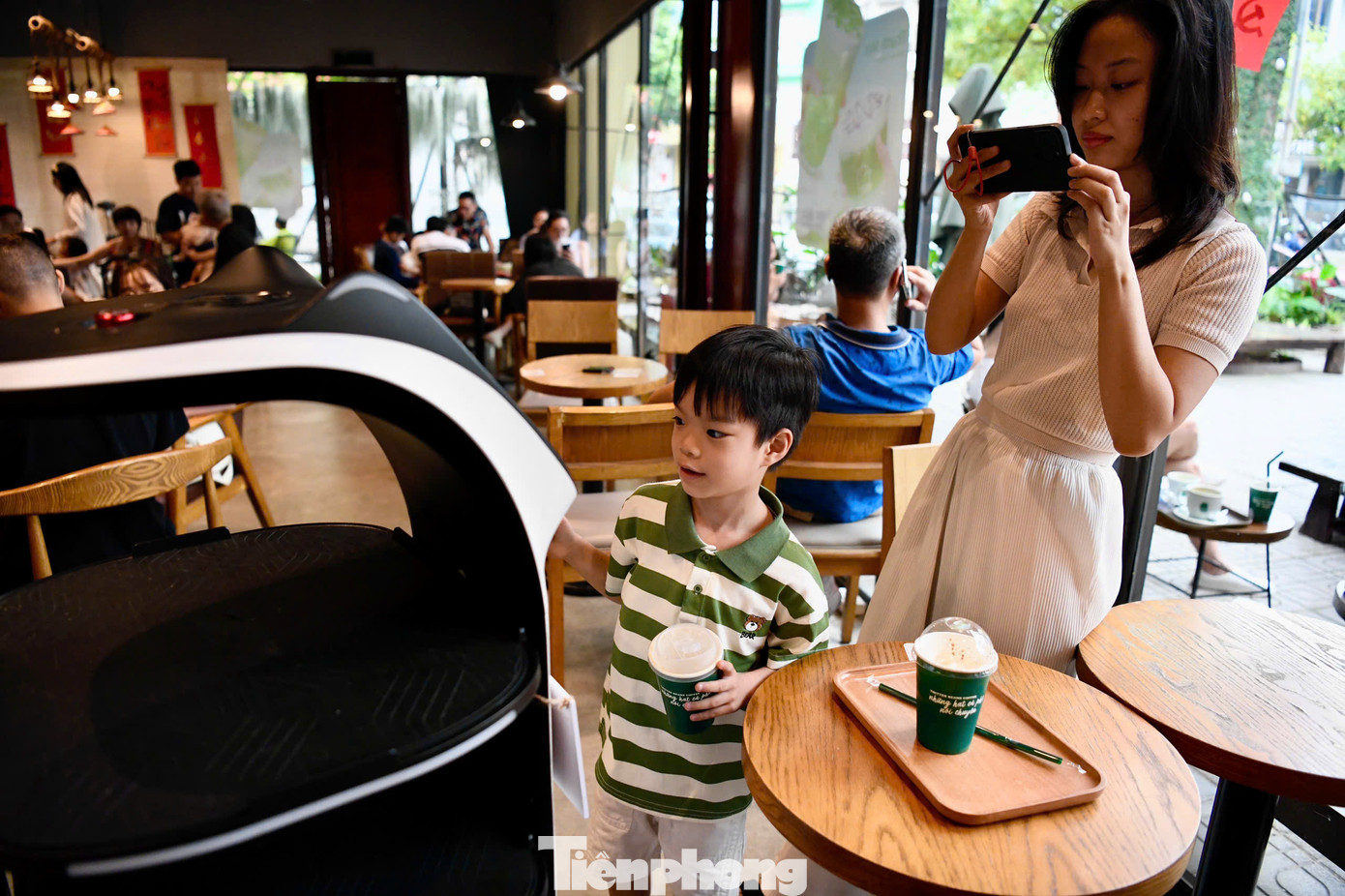 Robot tiếp theo đảm nhận vai trò bưng bê, mang đồ uống đến bàn cho khách, có khả năng tương tác bằng giọng nói cùng những bản nhạc được lập trình trước tạo trải nghiệm thú vị cho thực khách.