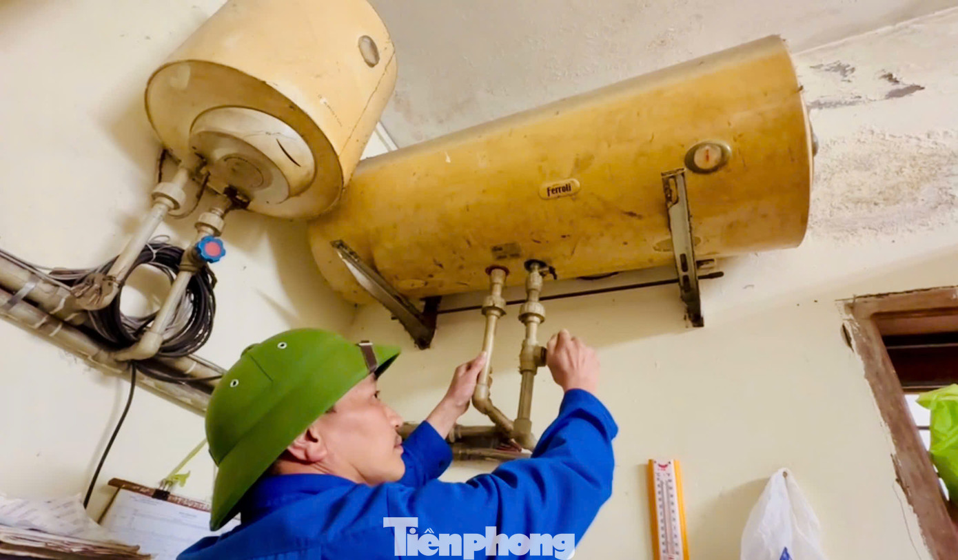 Khi nhiệt độ ngoài trời xuống thấp, ngoài hệ thống sưởi điện các công nhân còn tăng cường đốt sưởi bằng củi 24/24 giờ; che chắn kỹ bằng hệ thống bạt phủ tấm lớn.