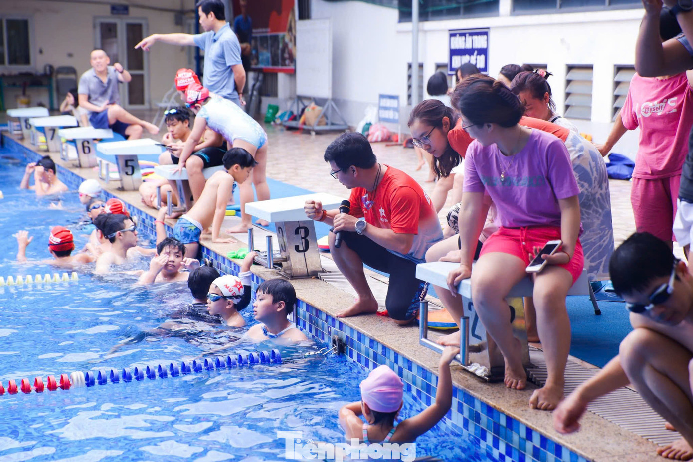 “Nhiều người không khỏi thắc mắc Mũ Đỏ hoạt động thế nào khi đây là lớp dạy miễn phí”, anh Thủy cười, “Phí vào bể do các gia đình tự đóng. Và phụ huynh cũng lập quỹ ‘Phát triển đội Mũ Đỏ’ để mua sắm trang thiết bị cần thiết, phần mềm hiện đại, mua phần thưởng cho các minigame hoặc những chương trình tập huấn”.