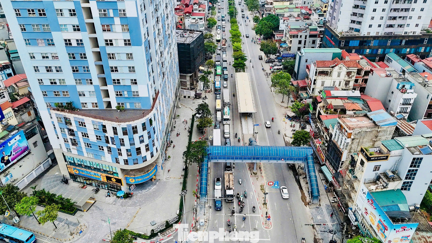 Tuyến đường Lê Trọng Tấn hướng đi Văn Khê, Quốc lộ 6 thường xuyên trong tình trạng đông đúc, mỗi nhịp đèn đỏ ở khu vực này phải kéo dài 90 giây để bảo đảm cho các phương tiện di chuyển trên trục đường quốc lộ 6.