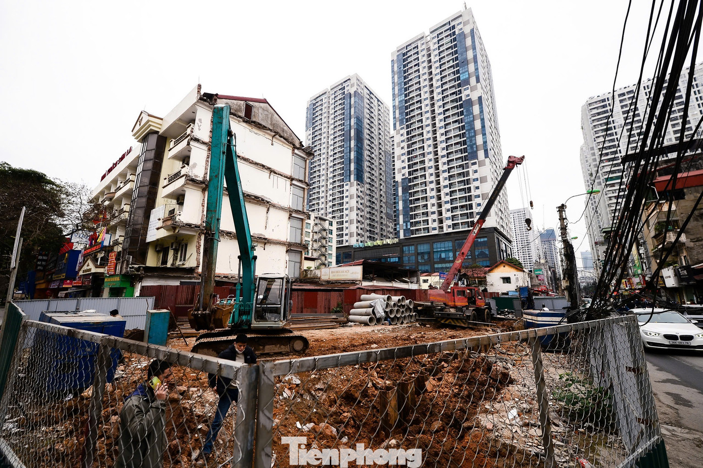 Những khu vực đã giải phóng mặt bằng đang được chỉnh trang và cải tạo để phù hợp với quy hoạch mở rộng tuyến đường. Các nhà thầu đang tập trung thi công hệ thống thoát nước thải tại khu vực trước Viện Sành sứ và Thủy tinh công nghiệp (Bộ Công Thương). Những khu vực đã giải phóng mặt bằng đang được chỉnh trang và cải tạo để phù hợp với quy hoạch mở rộng tuyến đường. Các nhà thầu đang tập trung thi công hệ thống thoát nước thải tại khu vực trước Viện Sành sứ và Thủy tinh công nghiệp (Bộ Công Thương).