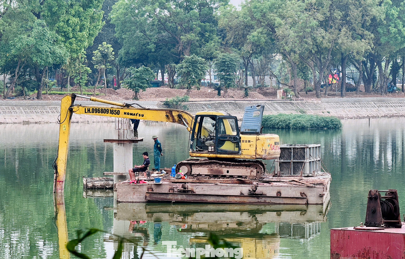 Công viên Nghĩa Đô, phường Nghĩa Tân với diện tích 42.000m2 là một trong những công viên lớn nhất nằm ở trung tâm thành phố Hà Nội cũng đang được cải tạo, sửa chữa.