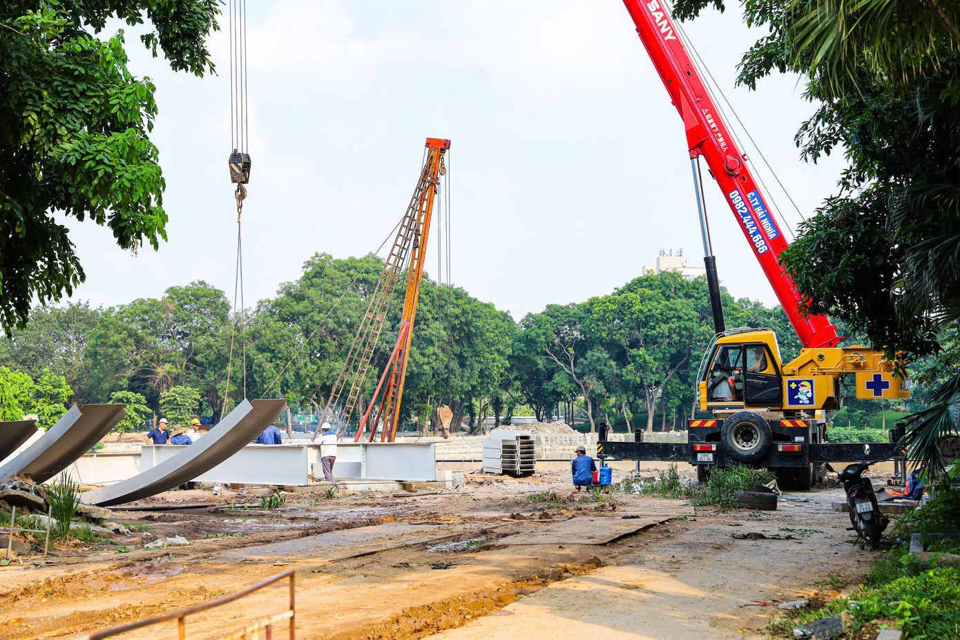 Có diện tích 42.000m2 nằm trên đường Nguyễn Văn Huyên và Tô Hiệu, công viên Nghĩa Đô là một trong những công viên lớn nhất Hà Nội. Với vị trí đắc địa nằm ngay giữa trung tâm thành phố cùng khuôn viên xanh mát thì nơi đây được ví như “hòn ngọc xanh” của Thủ đô. Theo quyết định phê duyệt, dự án đang tổ chức cải tạo 2 cổng hiện trạng, sửa chữa, nâng cấp toàn bộ hoa sắt, tường rào hiện trạng bao quanh công viên.