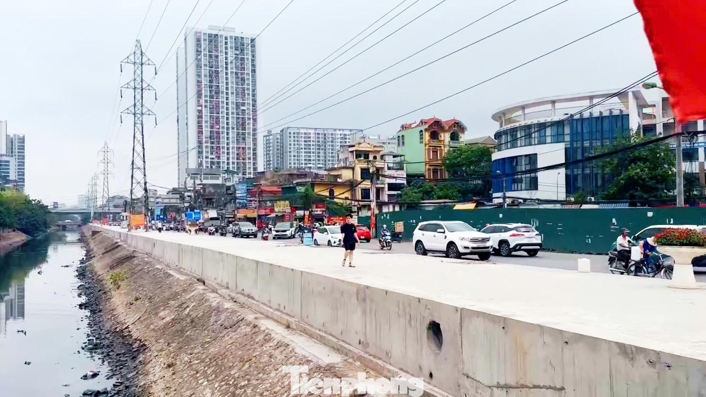 Do gặp nhiều khó khăn trong công tác giải phóng mặt bằng nên dự án bị đình trệ. Đến nay sau 4 lần thay đổi mốc thời gian hoàn thành giải phóng mặt bằng và gần 10 năm thi công, tuyến đường Tam Trinh vẫn ngổn ngang, ùn tắc triền miên.