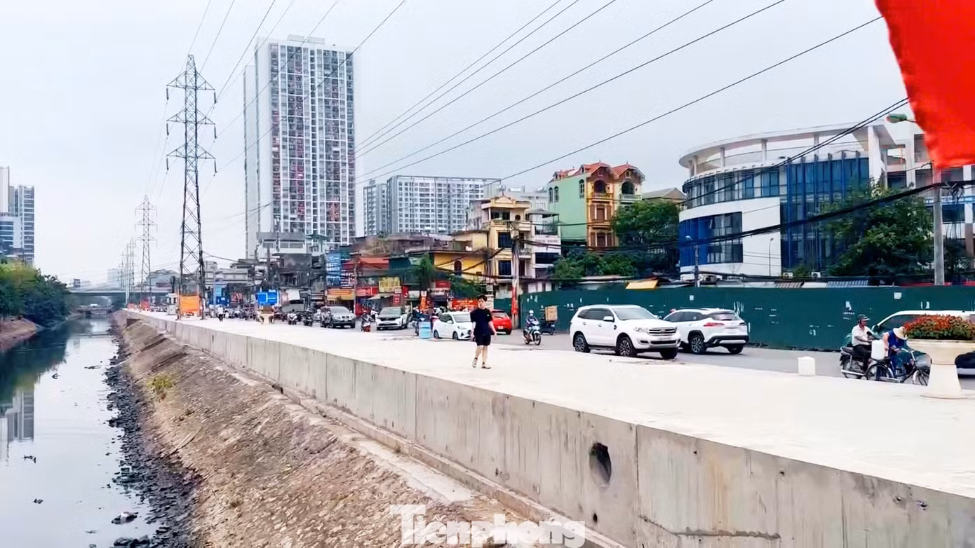Do gặp nhiều khó khăn trong công tác giải phóng mặt bằng nên dự án bị đình trệ. Đến nay sau 4 lần thay đổi mốc thời gian hoàn thành giải phóng mặt bằng và gần 10 năm thi công, tuyến đường Tam Trinh vẫn ngổn ngang, ùn tắc triền miên.