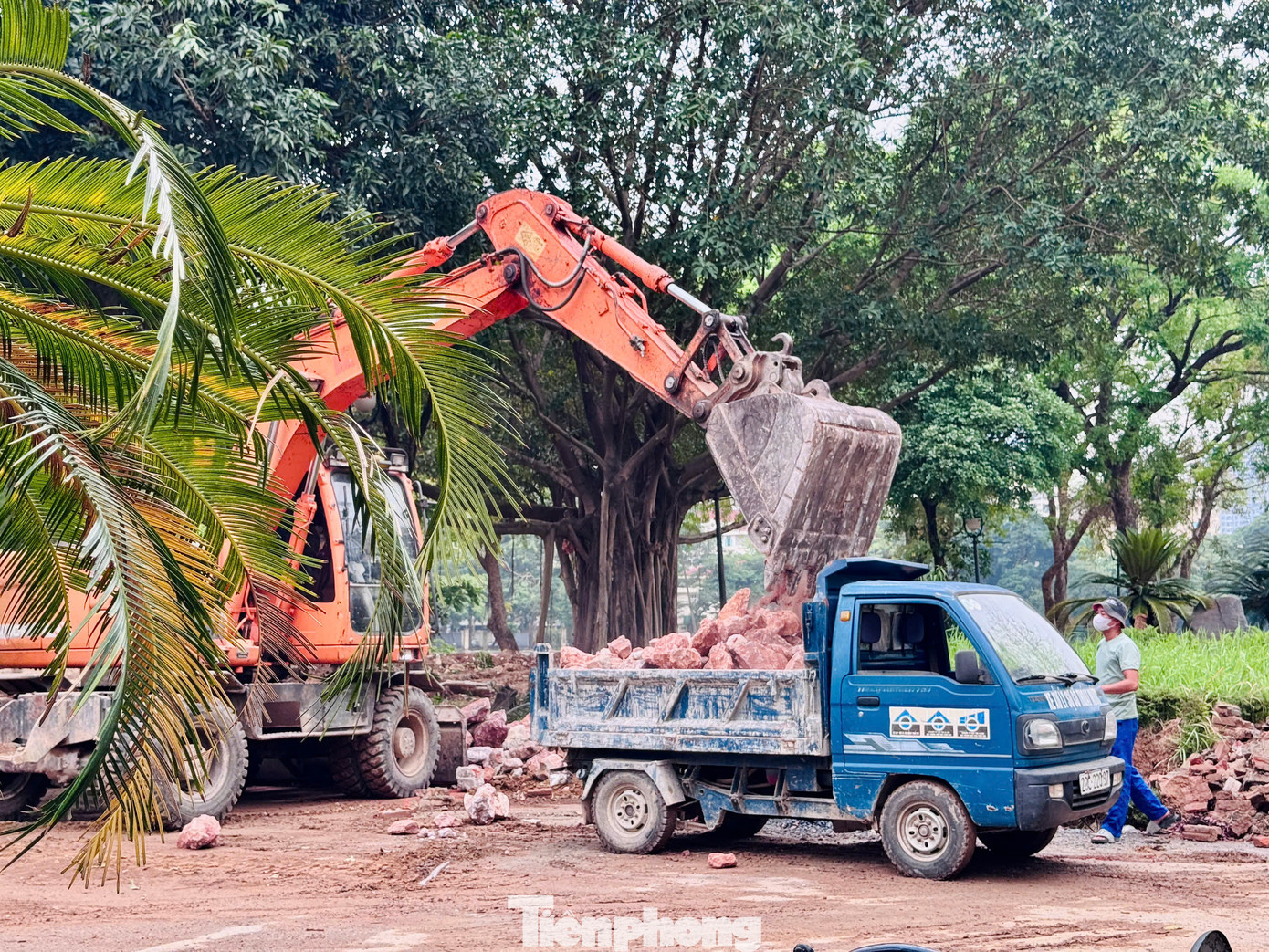 Công viên Nghĩa Đô, phường Nghĩa Tân với diện tích 42.000m2 là một trong những công viên lớn nhất nằm ở trung tâm thành phố Hà Nội cũng đang được cải tạo, sửa chữa.