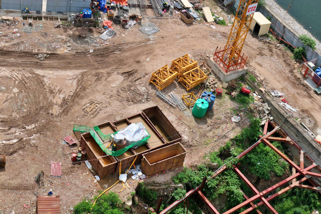 Sau nhiều năm không triển khai, đến tháng 6/2025 dự án chính thức được khởi công sau khi được gia hạn giấy phép và điều chỉnh quy hoạch. Ricons được chọn là đơn vị thi công chính, chịu trách nhiệm từ móng, hầm đến phần thân và hoàn thiện. Thời điểm hiện tại phía bên trong công trường, chủ đầu tư đã triển khai khoan cọc nhồi thử nghiệm, san nền, và phần móng hầm đang được thi công.