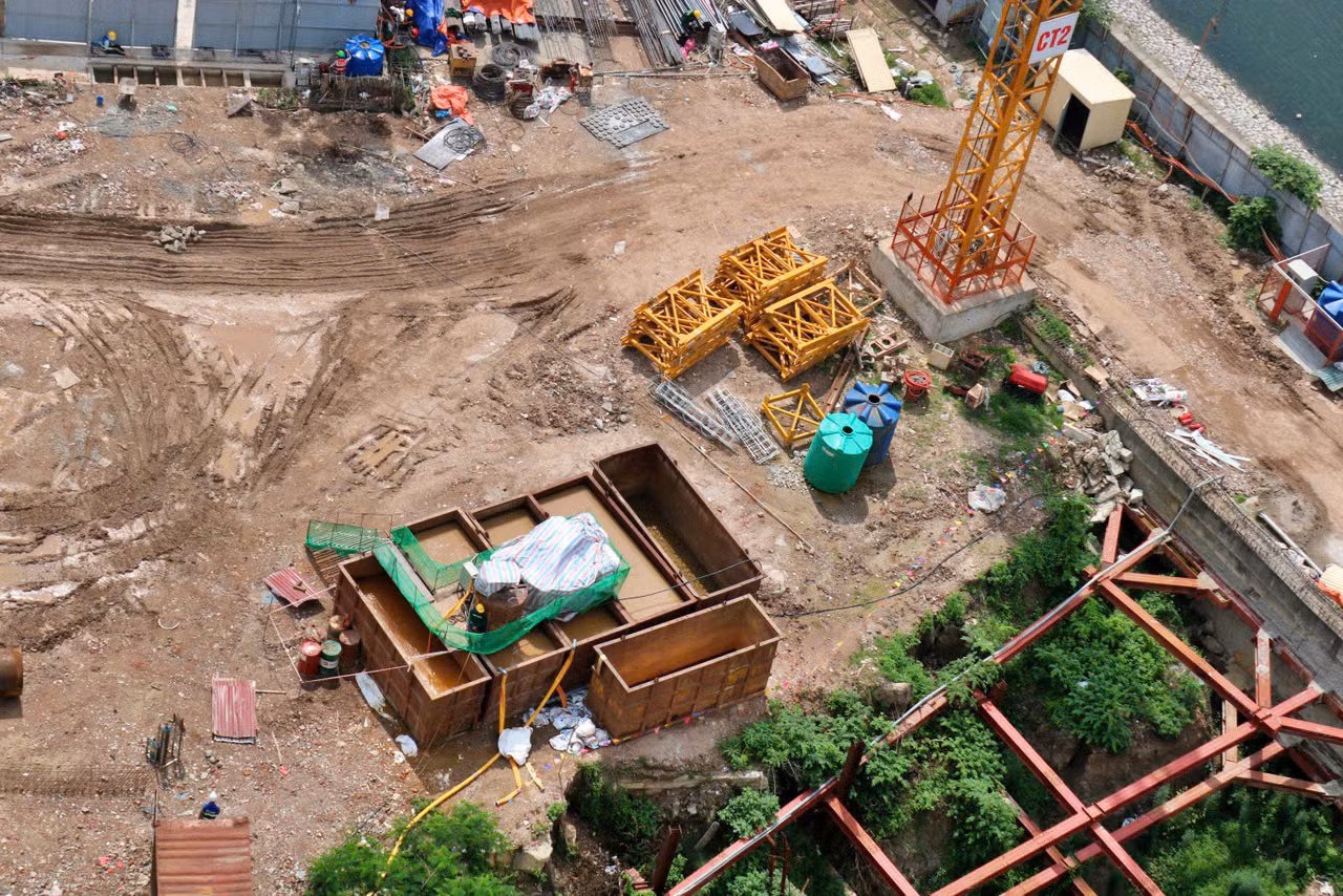 Sau nhiều năm không triển khai, đến tháng 6/2025 dự án chính thức được khởi công sau khi được gia hạn giấy phép và điều chỉnh quy hoạch. Ricons được chọn là đơn vị thi công chính, chịu trách nhiệm từ móng, hầm đến phần thân và hoàn thiện. Thời điểm hiện tại phía bên trong công trường, chủ đầu tư đã triển khai khoan cọc nhồi thử nghiệm, san nền, và phần móng hầm đang được thi công.