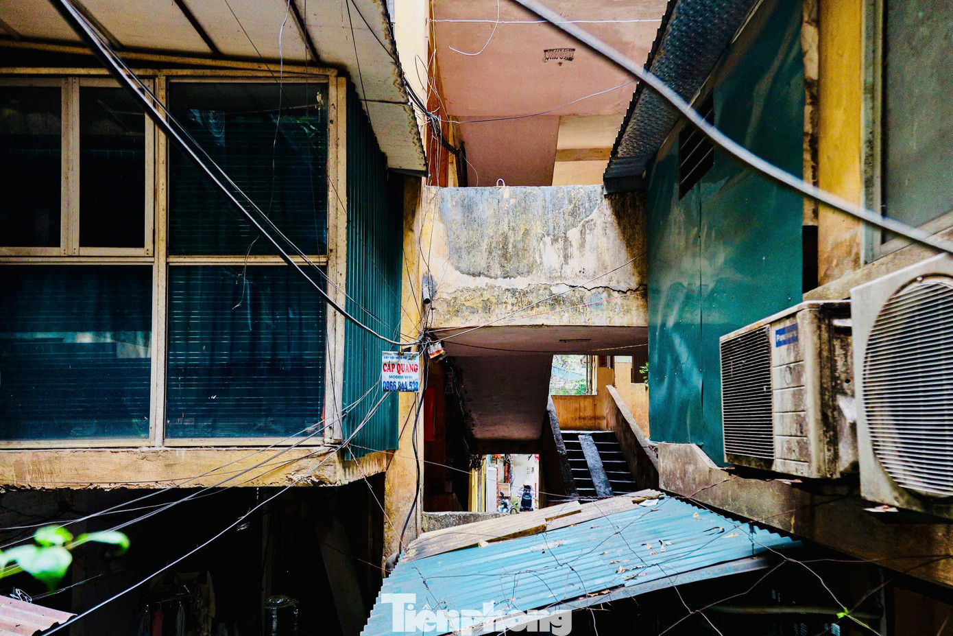 Nhiều vị trí của khu tập thể đã xuống cấp, ảnh hưởng tới môi trường sống, mỹ quan đô thị và gây quá tải lên hệ thống hạ tầng kỹ thuật và hạ tầng xã hội tại khu vực.