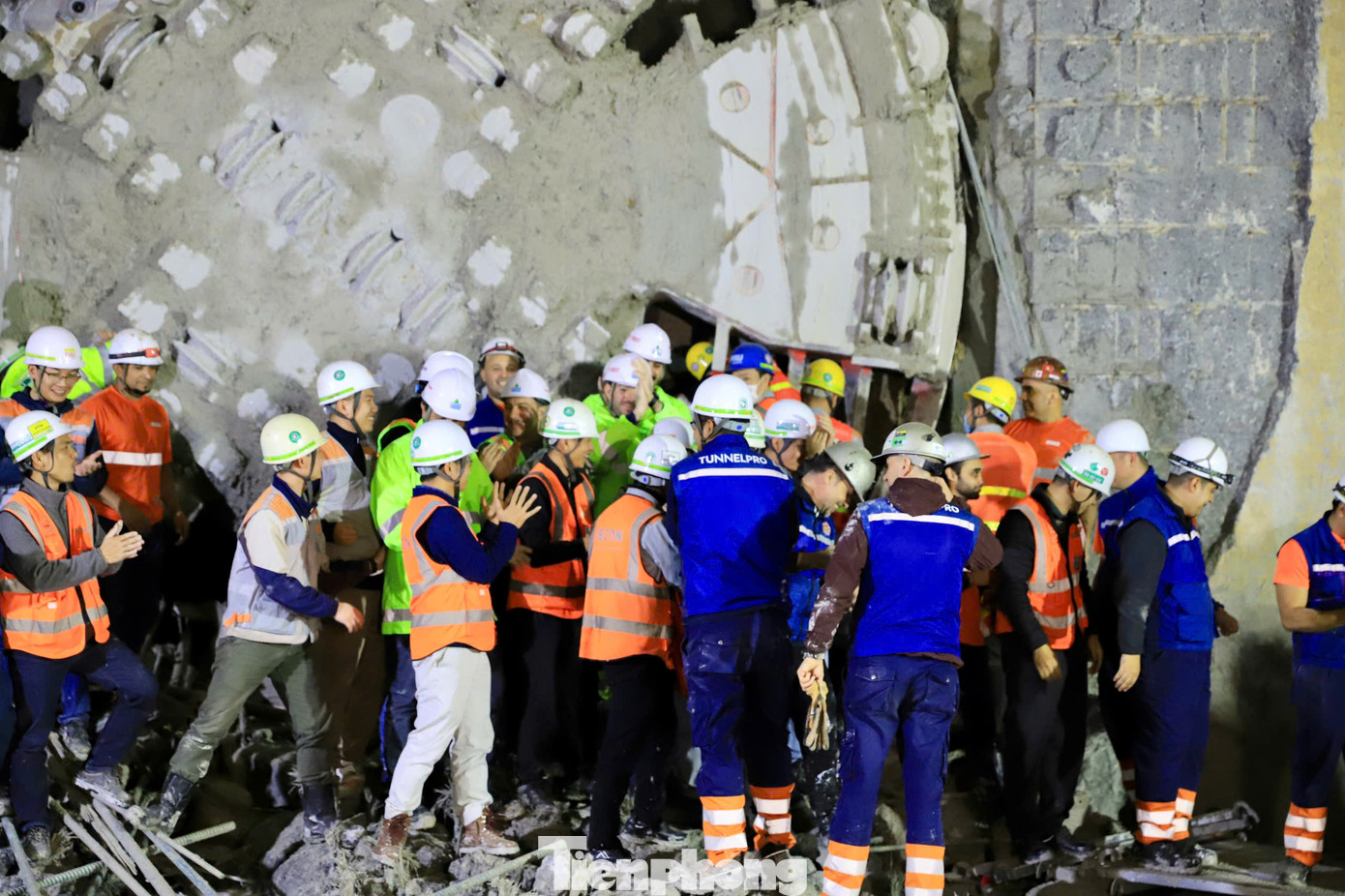 Đến 10 giờ ngày 7/3, TBM xuyên lòng đất tiến vào ga S10-Cát Linh, đánh dấu cột mốc quan trọng của dự án. Đến 10 giờ ngày 7/3, TBM xuyên lòng đất tiến vào ga S10-Cát Linh, đánh dấu cột mốc quan trọng của dự án.