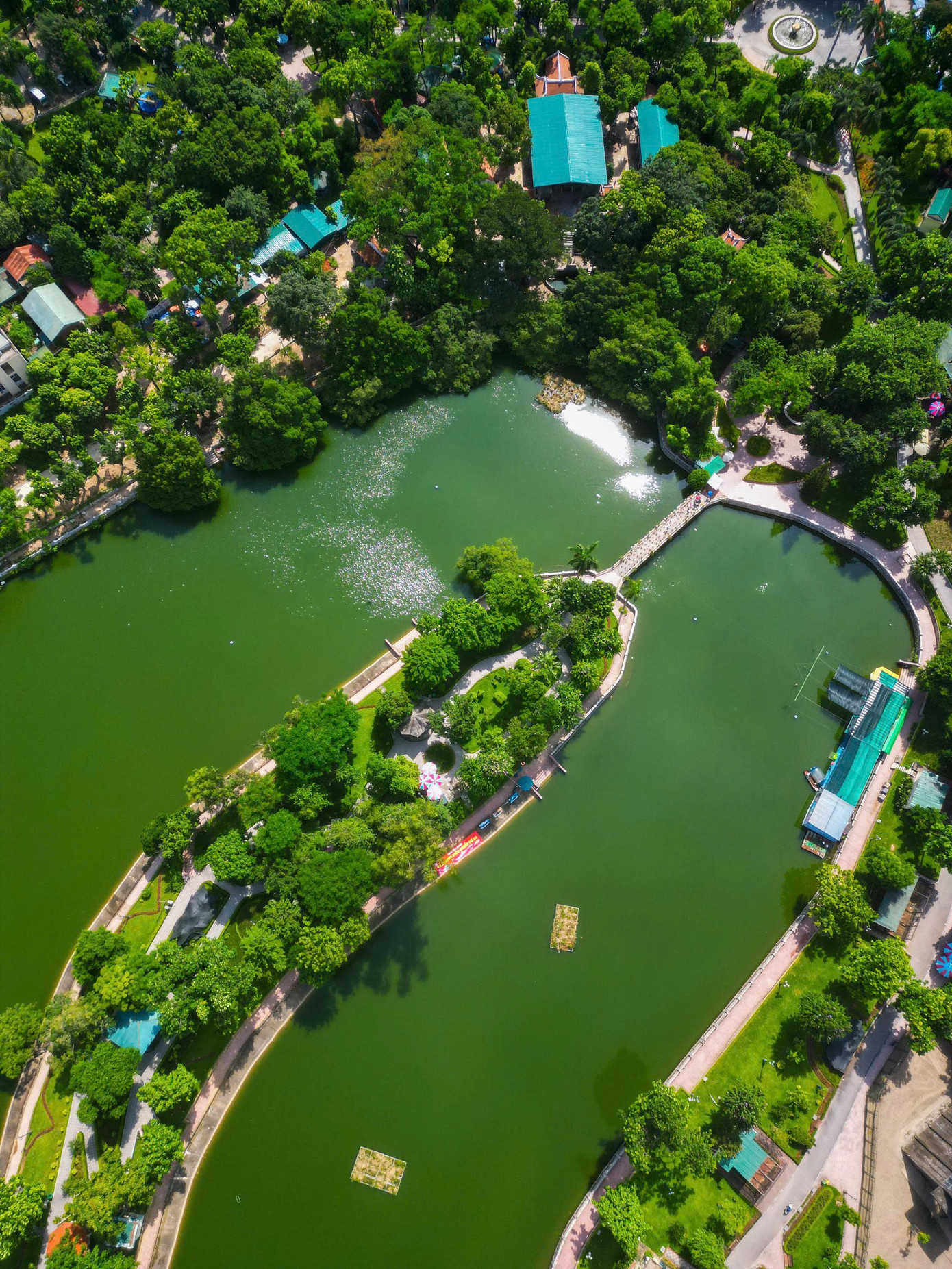 Công viên Thủ Lệ được khởi công xây dựng vào năm 1975, sau đó được hoàn thiện vào năm 1976. Với diện tích khoảng 29 ha, công viên có một hồ nước tự nhiên rộng lớn, bao quanh bởi những con đường rợp bóng cây xanh, tạo nên không gian thoáng đãng và trong lành. Công viên Thủ Lệ được khởi công xây dựng vào năm 1975, sau đó được hoàn thiện vào năm 1976. Với diện tích khoảng 29 ha, công viên có một hồ nước tự nhiên rộng lớn, bao quanh bởi những con đường rợp bóng cây xanh, tạo nên không gian thoáng đãng và trong lành.