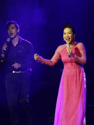 Mỹ Linh hát “Một thoáng Tây Hồ” ma mị gợi nhớ thời “Trên đỉnh Phù Vân”. Ảnh: N.M.HÀ