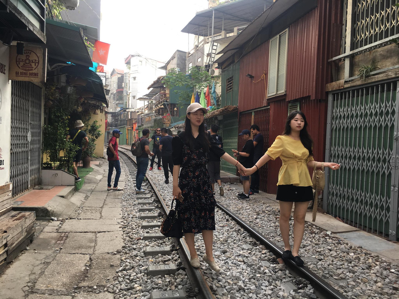 'Xóm cà phê đường tàu' vắng như mùng 1 Tết trong ngày đầu đóng cửa ảnh 5