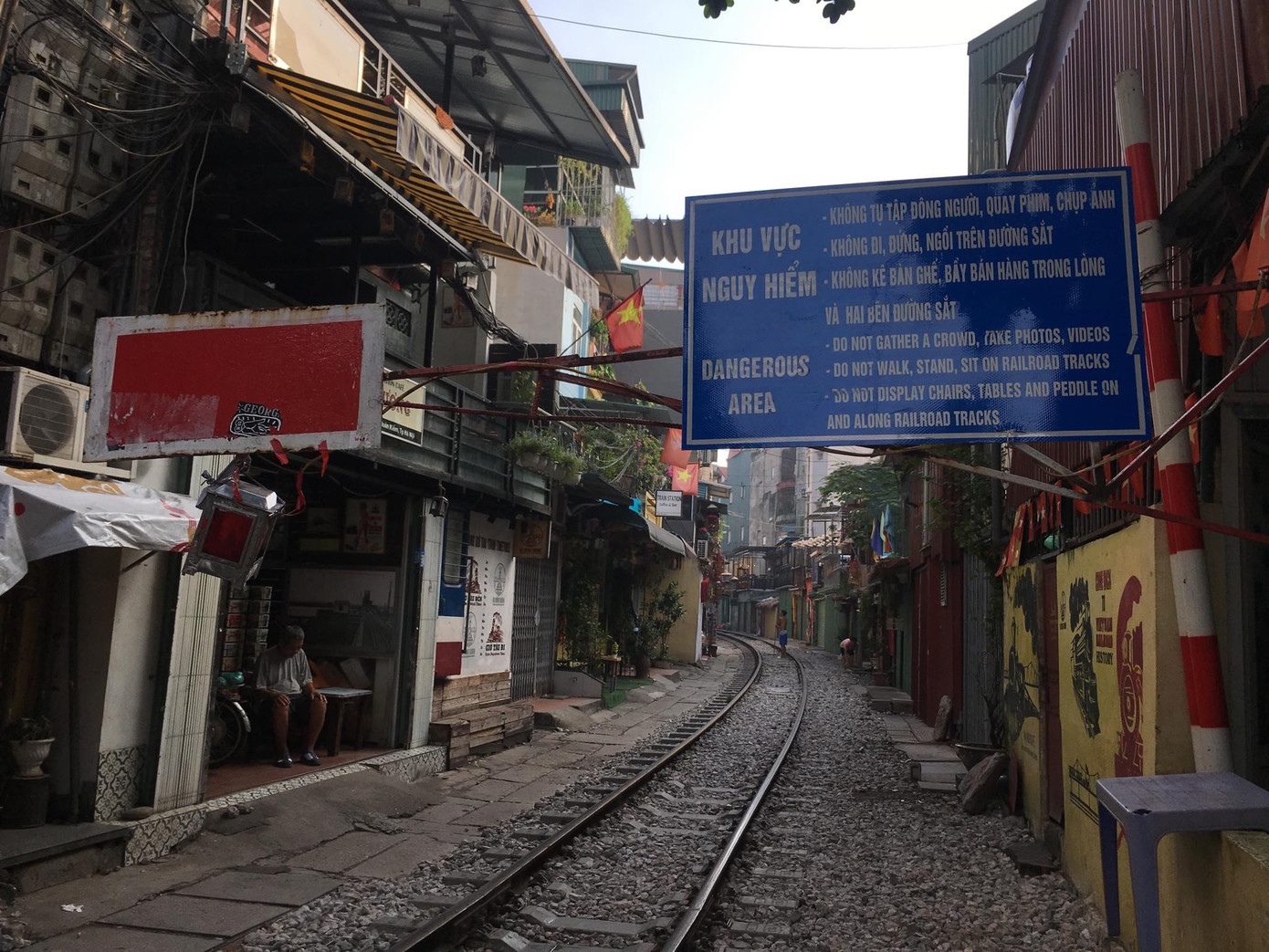 'Xóm cà phê đường tàu' vắng như mùng 1 Tết trong ngày đầu đóng cửa ảnh 14