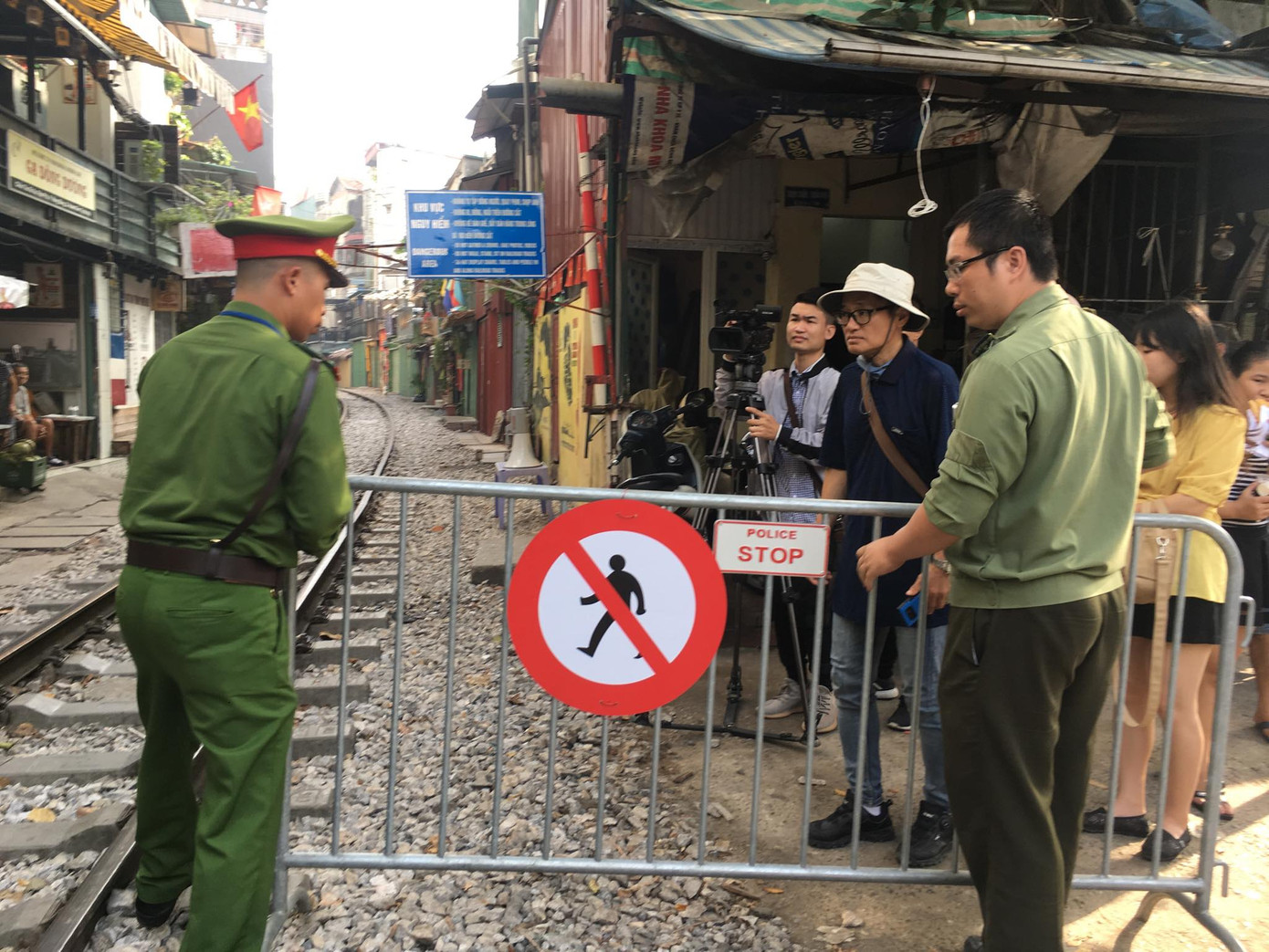 'Xóm cà phê đường tàu' vắng như mùng 1 Tết trong ngày đầu đóng cửa ảnh 6