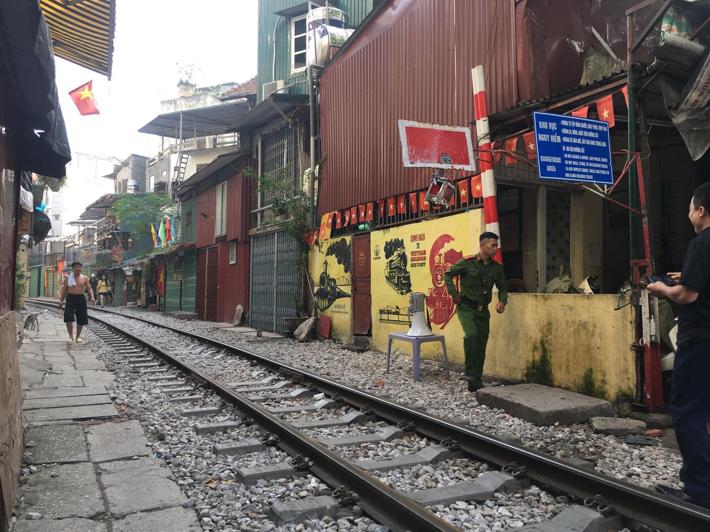 'Xóm cà phê đường tàu' vắng như mùng 1 Tết trong ngày đầu đóng cửa ảnh 15