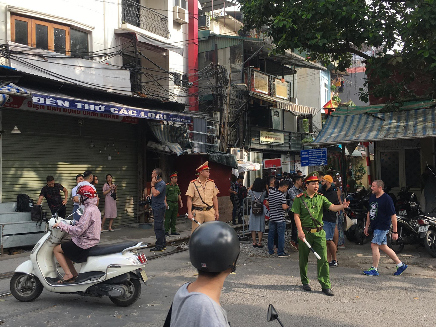 'Xóm cà phê đường tàu' vắng như mùng 1 Tết trong ngày đầu đóng cửa ảnh 13