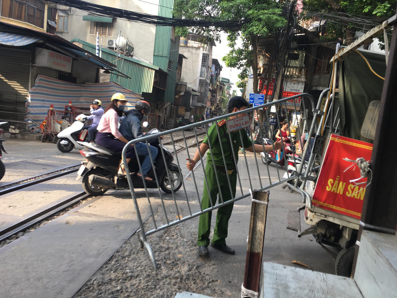 'Xóm cà phê đường tàu' vắng như mùng 1 Tết trong ngày đầu đóng cửa ảnh 4