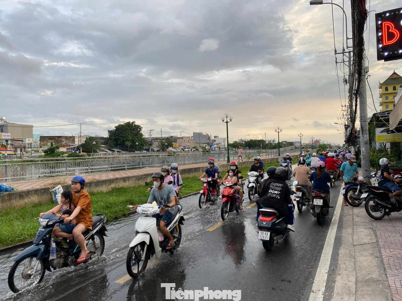 Khu vực đường Phú Định (quận 8) tuy đã được xây dựng bờ kè nhưng nước từ kênh Lò Gốm vẫn tràn từ miệng cống lên mặt đường, gây ngập một số khu vực trũng, thấp.