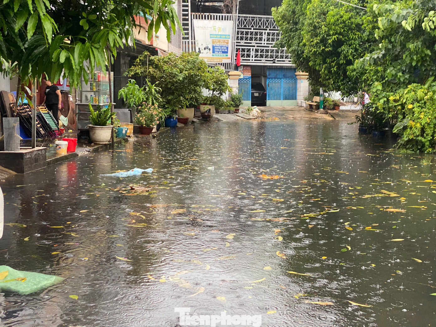 Ở gần đó, một số tuyến đường thuộc khu dân cư Nam Hùng Vương, quận Bình Tân cũng xảy ra tình trạng ngập úng.