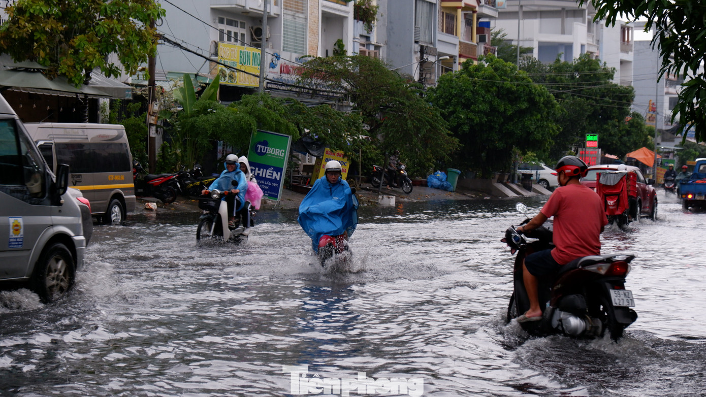 Mưa lớn nặng hạt khiến đường Lê Cơ (quận Bình Tân) chìm trong nước.
