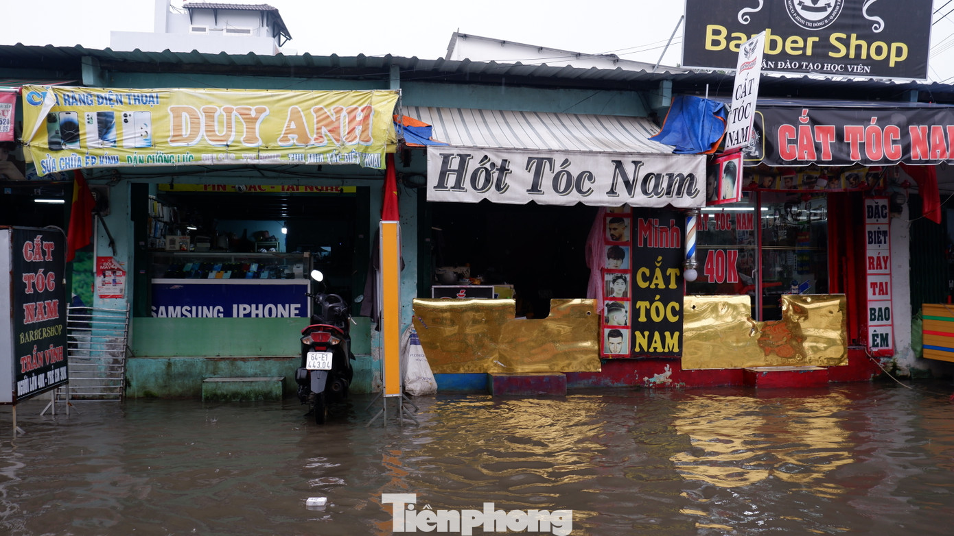 Người dân sinh sống trên đường SINCO phải dựng "rào chắn" để ngăn nước văng vào nhà. Người dân sinh sống trên đường SINCO phải dựng "rào chắn" để ngăn nước văng vào nhà.