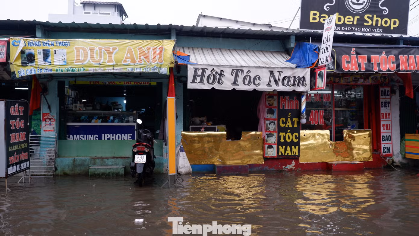 Người dân sinh sống trên đường SINCO phải dựng "rào chắn" để ngăn nước văng vào nhà.