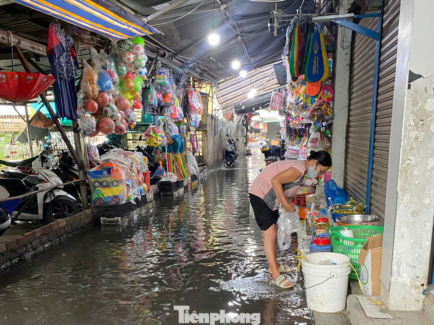 Một số quầy hàng tại chợ khu phố 2 nằm trên đường Hồ Học Lãm (phường An Lạc, quận Bình Tân) cũng bị ngập úng trong cơn mưa. Một số quầy hàng tại chợ khu phố 2 nằm trên đường Hồ Học Lãm (phường An Lạc, quận Bình Tân) cũng bị ngập úng trong cơn mưa.