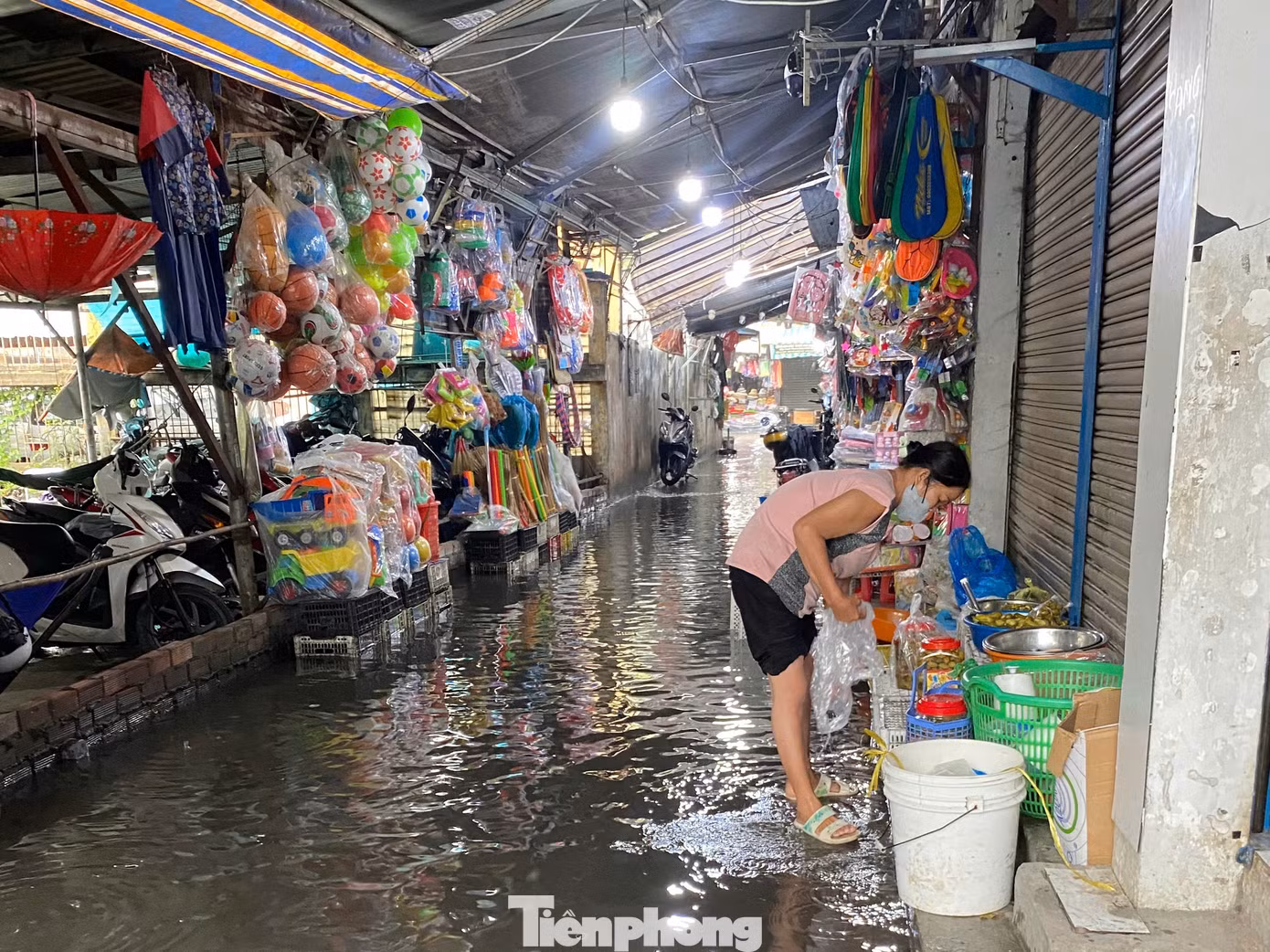 Một số quầy hàng tại chợ khu phố 2 nằm trên đường Hồ Học Lãm (phường An Lạc, quận Bình Tân) cũng bị ngập úng trong cơn mưa.