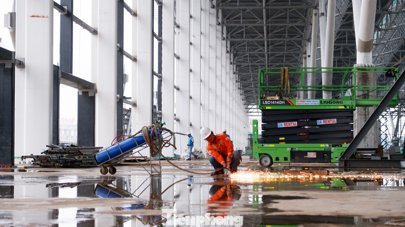 Phần sàn đá nhà ga cũng dự kiến hoàn thành vào ngày 22/12. Phần trần bắt đầu triển khai thi công ngày 15/9/2024 và dự kiến hoàn thành 29/1/2025.