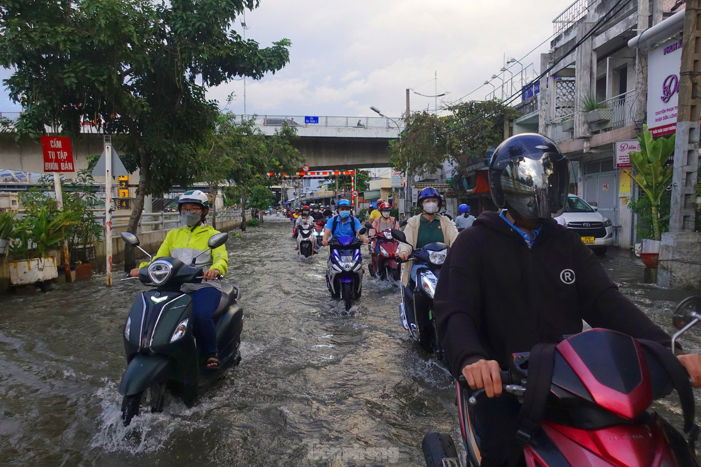 Đường Trần Xuân Soạn (quận 7, TPHCM) thường xuyên bị ngập do triều cường. Ảnh: Hữu Huy