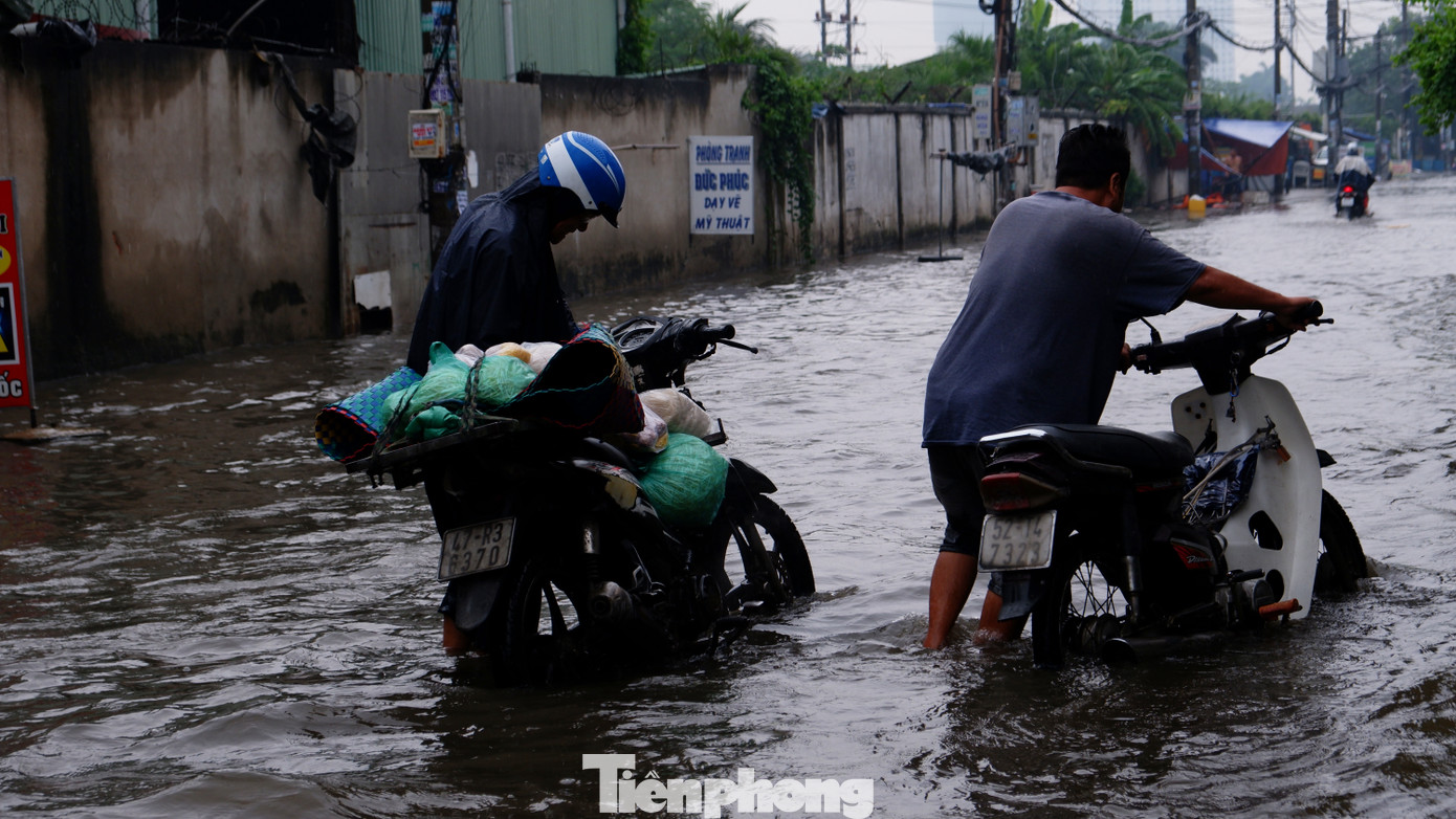 Nhiều xe bị "chết máy", người dân phải bì bõm lội nước. Nhiều xe bị "chết máy", người dân phải bì bõm lội nước.