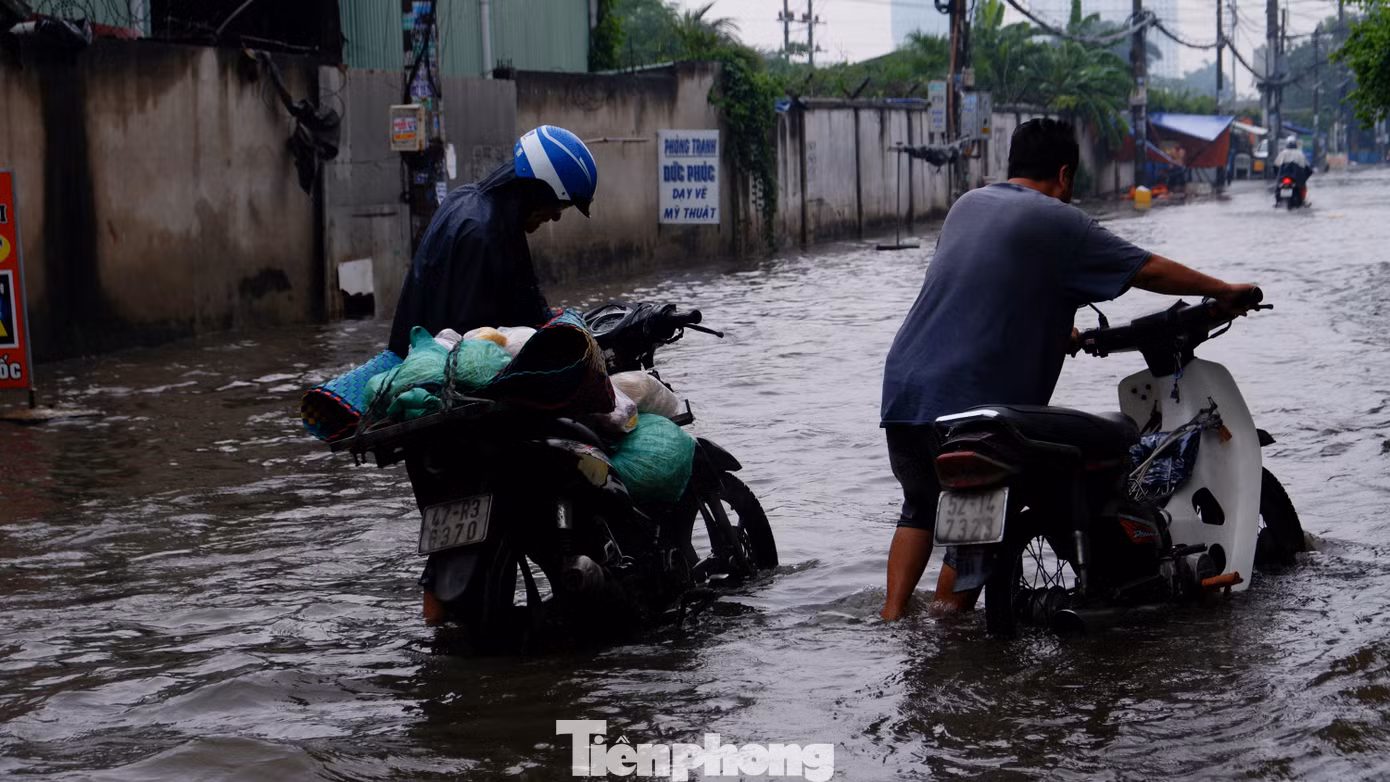 Nhiều xe bị "chết máy", người dân phải bì bõm lội nước.