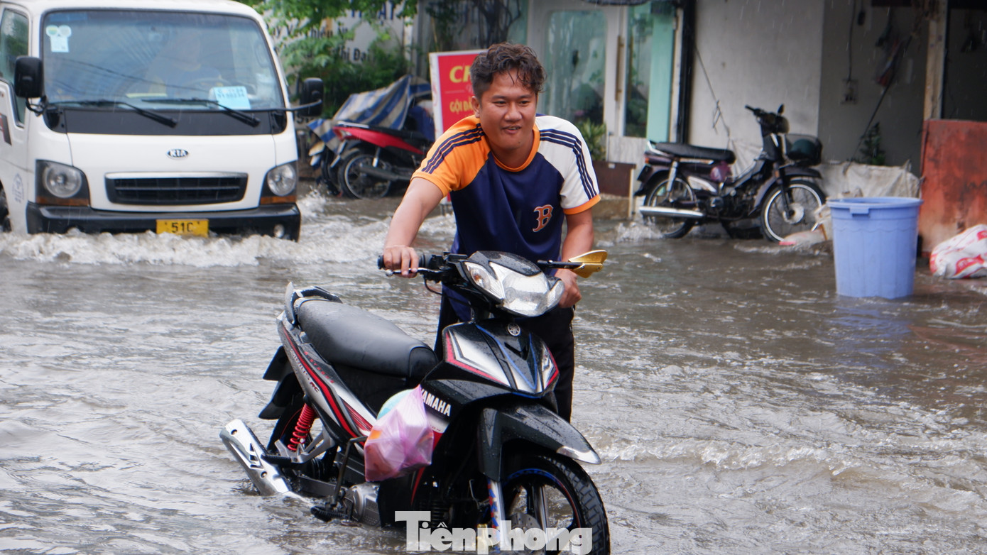 Người dân chật vật đi qua điểm ngập sâu. Người dân chật vật đi qua điểm ngập sâu.