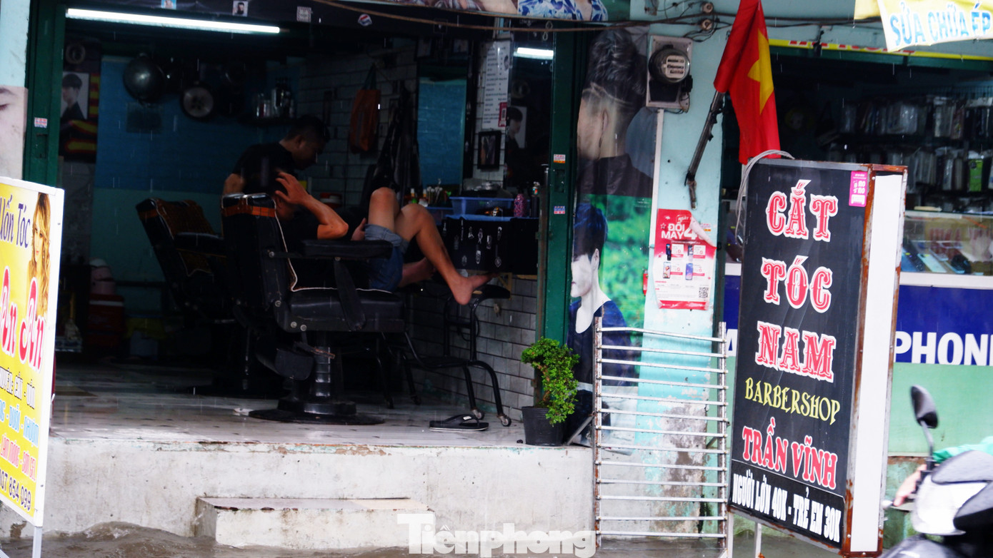 Nước ngập sâu khiến nhiều hàng quán lâm vào cảnh ế ẩm. Nước ngập sâu khiến nhiều hàng quán lâm vào cảnh ế ẩm.