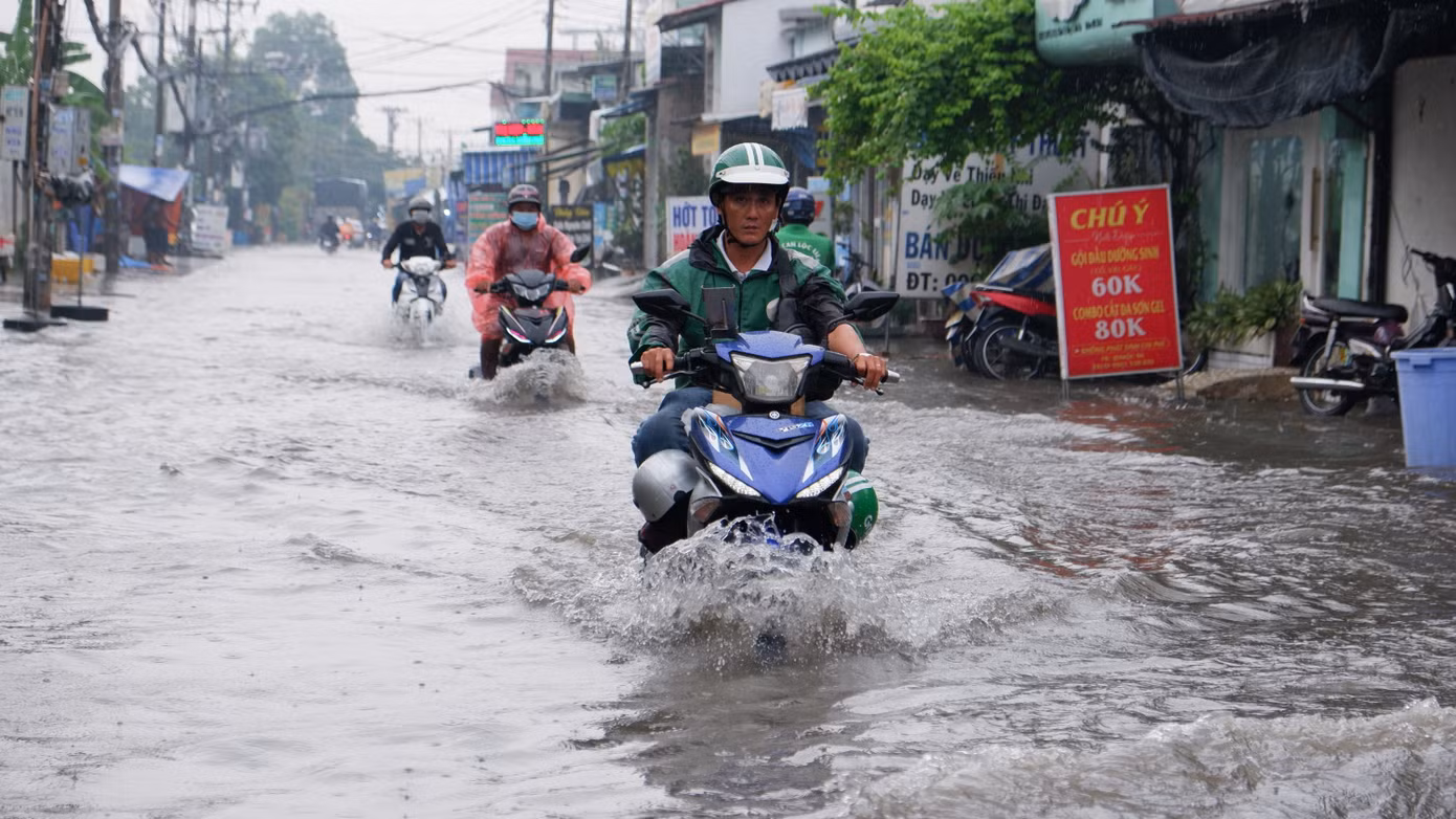 Mưa lớn gây ngập úng nhiều tuyến đường tại TPHCM vào ngày 18/9. Ảnh: Hữu Huy
