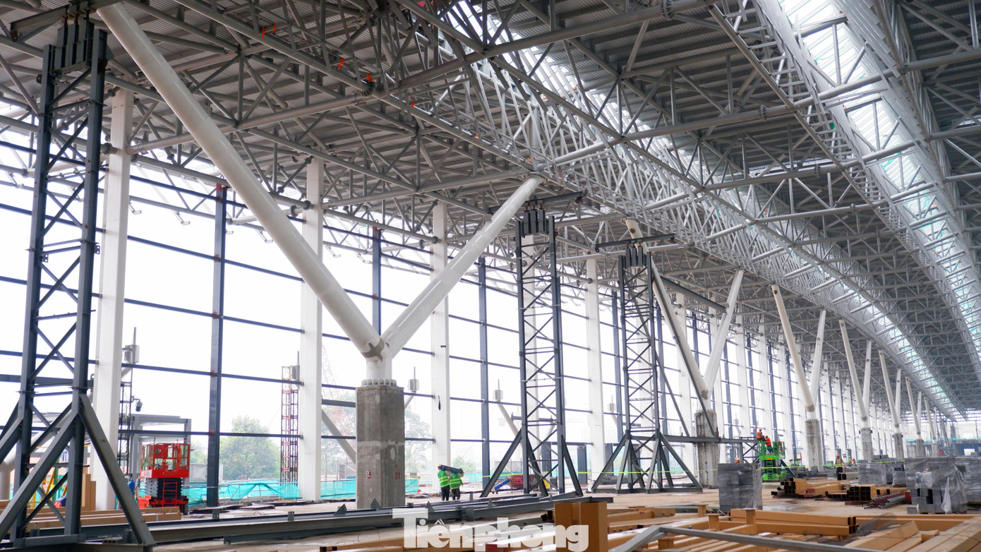 "Tiến độ chung của dự án đạt 70% khối lượng công việc và sẽ hoàn thành vào 30/3/2025. Để khánh thành dự án đúng dịp 30/4/2025 thì phải hoàn thành dự án trước đó 1 tháng, tức là chỉ còn 200 ngày để hoàn thành công trình. Thời gian tới, chúng tôi tiếp tục quán triệt tinh thần chỉ đạo của Thủ tướng Chính phủ đối với các dự án trọng điểm, là “vượt nắng thắng mưa, ăn tranh thủ ngủ khẩn trương, thi công 3 ca 4 kíp, làm xuyên ngày lễ ngày tết, ngày nghỉ và chỉ bàn làm không bàn lùi”- ông Lê Khắc Hồng cho biết.