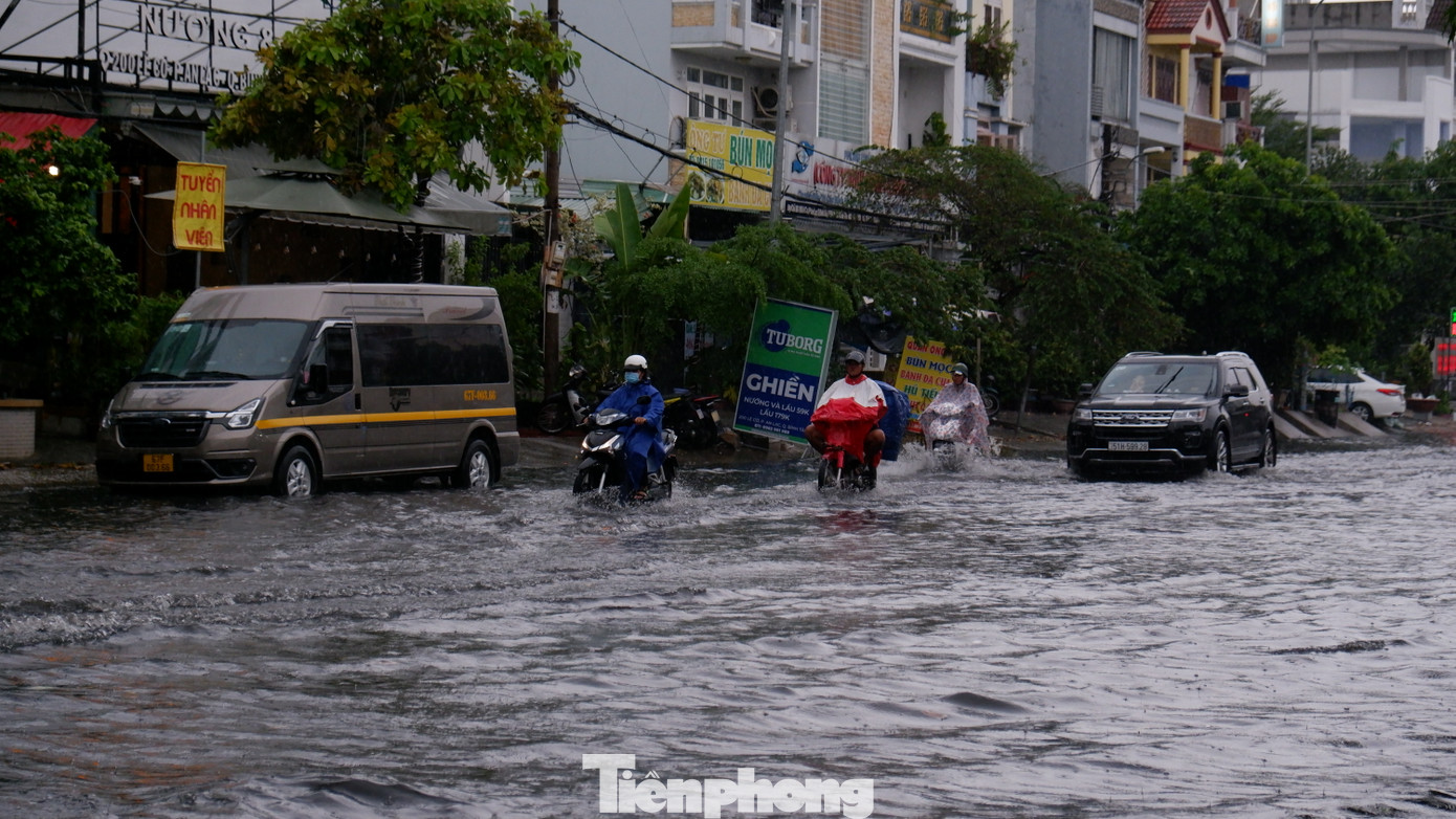 Theo ghi nhận của PV, từ sáng sớm 18/9, TPHCM xuất hiện mưa lớn trên diện rộng. Cơn mưa kéo dài suốt nhiều giờ khiến một loạt tuyến đường ở quận Gò Vấp như Phạm Văn Chiêu, Nguyễn Văn Khối, Lê Đức Thọ, Lê Văn Thọ,... bị ngập sâu. Ảnh:Một đoạn hơn 500m đường Lê Cơ (quận Bình Tân) ngập mênh mông. Theo ghi nhận của PV, từ sáng sớm 18/9, TPHCM xuất hiện mưa lớn trên diện rộng. Cơn mưa kéo dài suốt nhiều giờ khiến một loạt tuyến đường ở quận Gò Vấp như Phạm Văn Chiêu, Nguyễn Văn Khối, Lê Đức Thọ, Lê Văn Thọ,... bị ngập sâu. Ảnh:Một đoạn hơn 500m đường Lê Cơ (quận Bình Tân) ngập mênh mông.