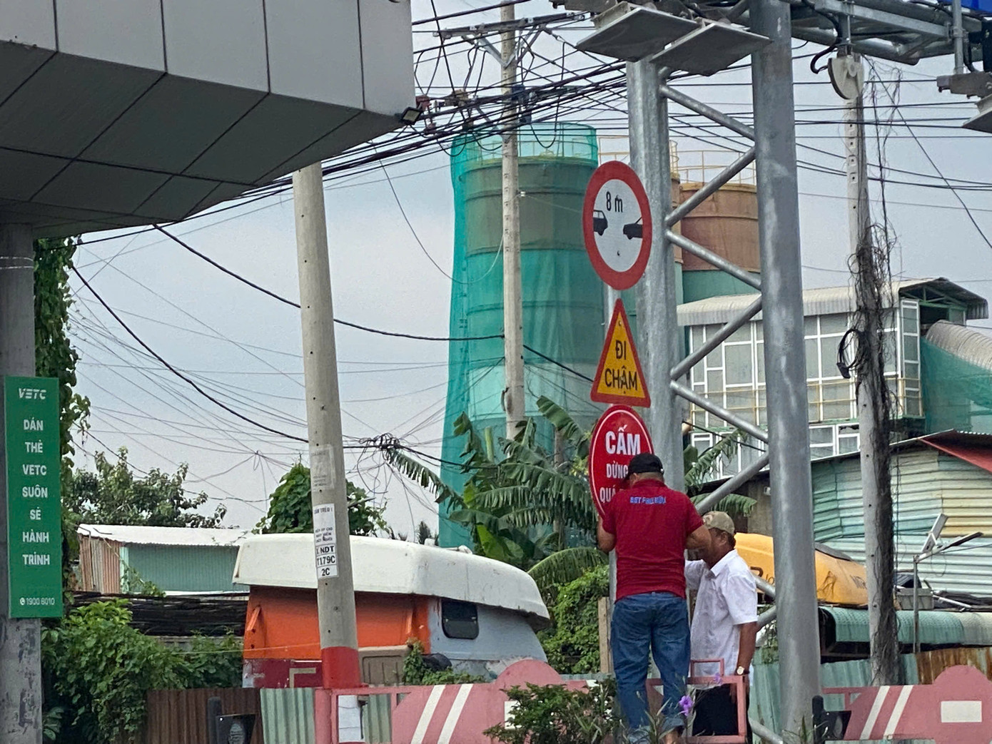 Đơn vị vận hành BOT Phú Hữu gắn bảng cấm dừng đỗ quá 5 phút tại khu vực trạm thu phí. Đơn vị vận hành BOT Phú Hữu gắn bảng cấm dừng đỗ quá 5 phút tại khu vực trạm thu phí.