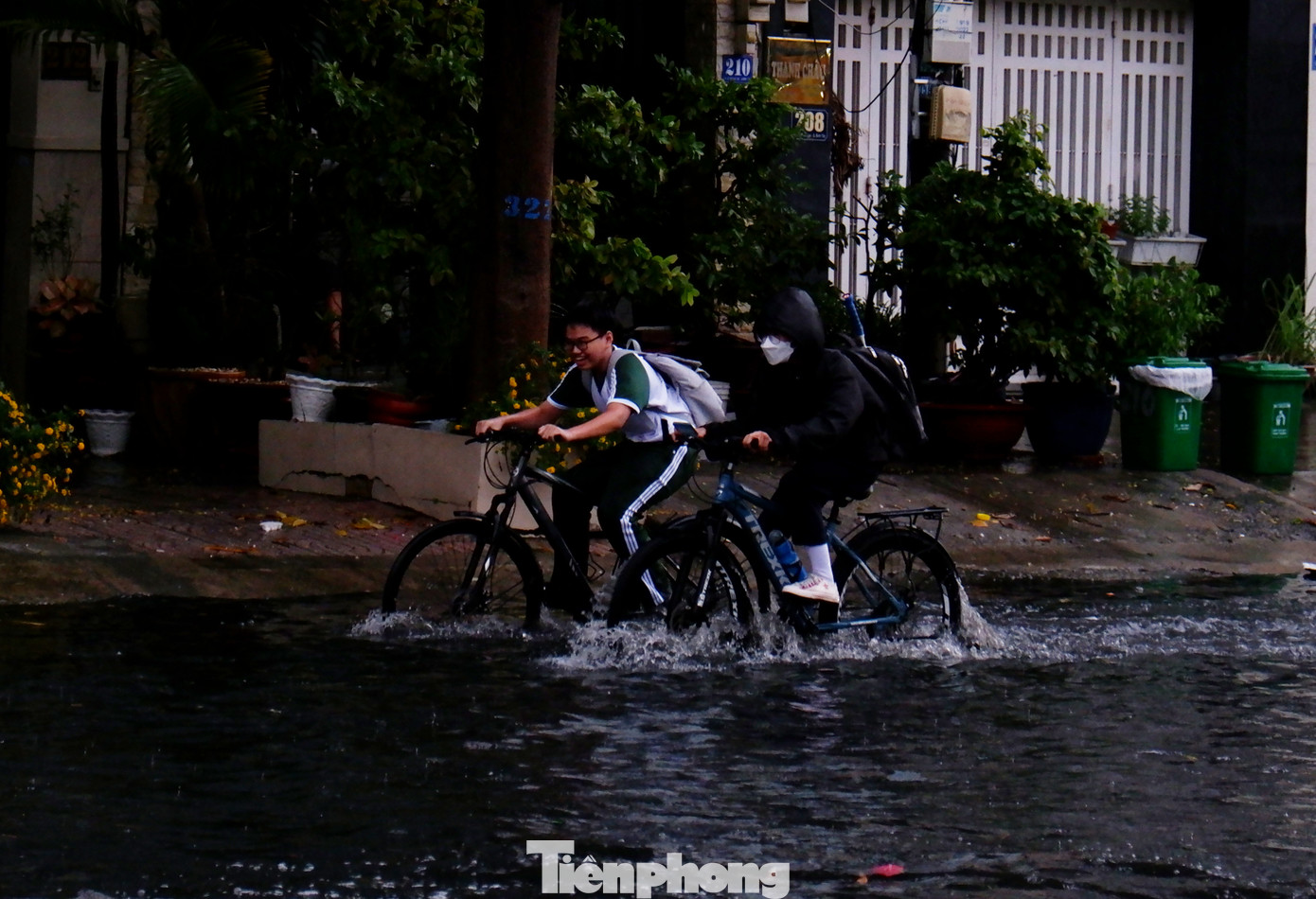 Theo ghi nhận của PV, một đoạn khoảng 500m đường Lê Cơ (quận Bình Tân) ngập sâu nửa bánh xe.