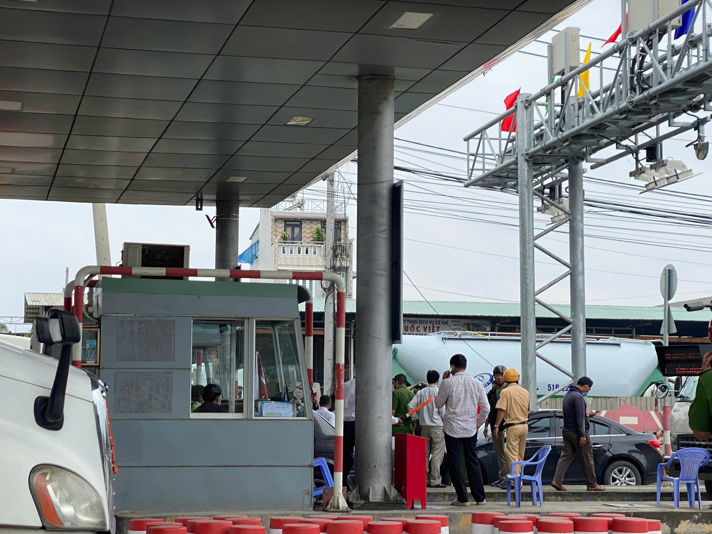 Lực lượng CSGT, Công an TP Thủ Đức có mặt để điều tiết giao thông qua trạm BOT Phú Hữu. Lực lượng CSGT, Công an TP Thủ Đức có mặt để điều tiết giao thông qua trạm BOT Phú Hữu.