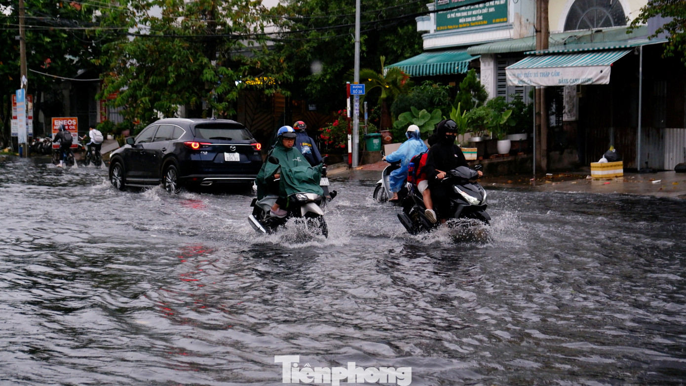 Trong 10 ngày cuối tháng 9, TPHCM sẽ có mưa rào và dông rải rác đến nhiều nơi, khả năng xuất hiện những cơn mưa vừa, mưa to. (Ảnh minh họa: Hữu Huy)