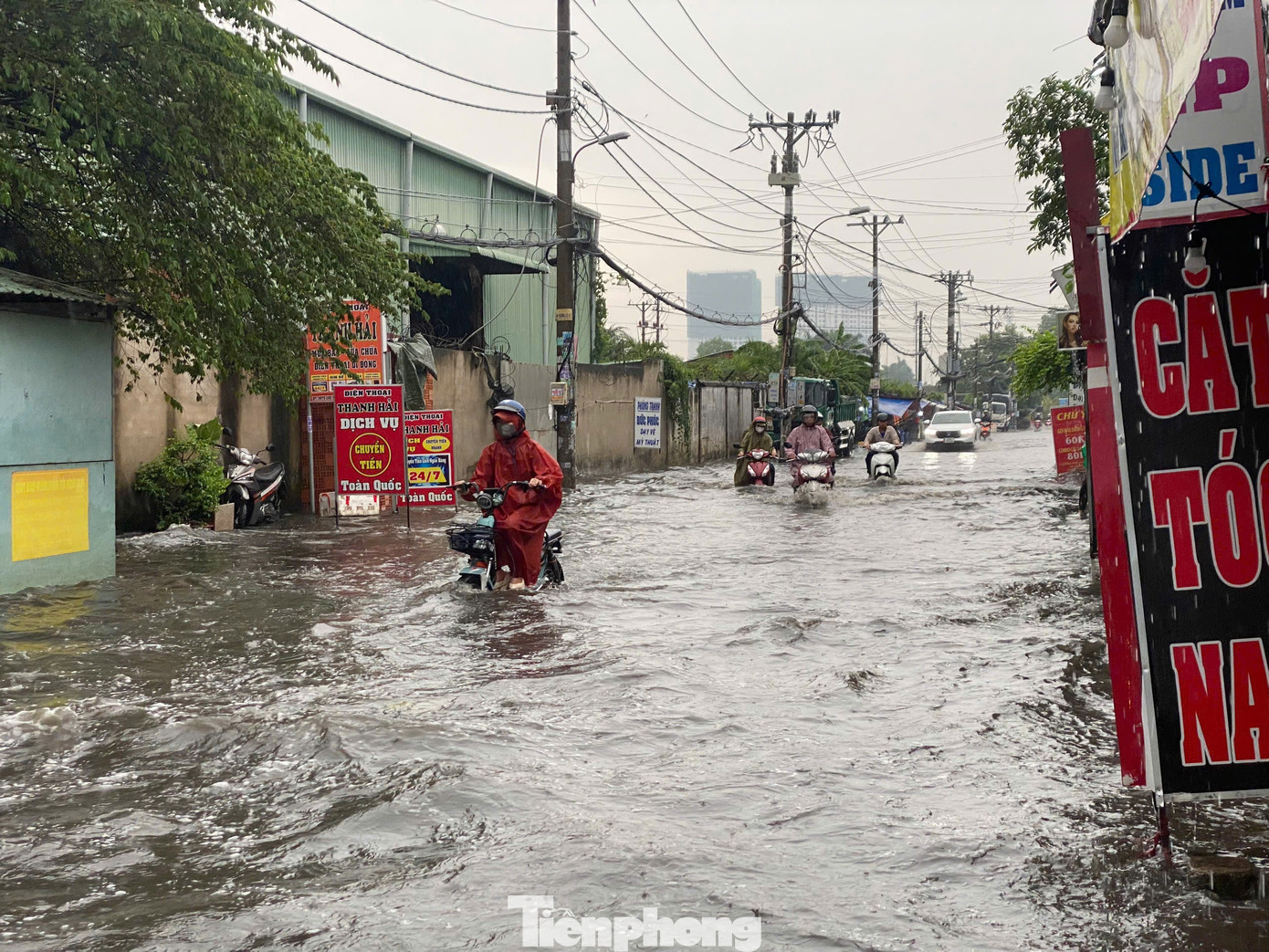 Đường Sinco như &quot;hóa thành sông&quot; sau cơn mưa nặng hạt.